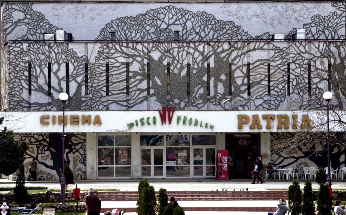 Megkoronázva. 2008-ban még teljes egészében látható volt a műalkotás a filmszínház épületén &bullet;  Fotó: Jovián György/Petőfi Irodalmi Múzeum