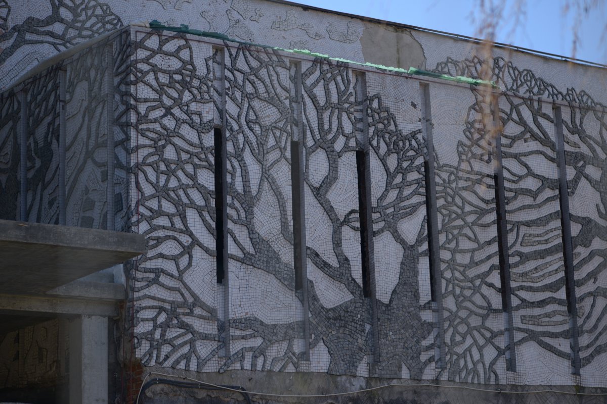 A Jovián-mozaik a Patria mozi oldalsó homlokzataira is kiterjedt &bullet;  Fotó: Zuh Deodáth