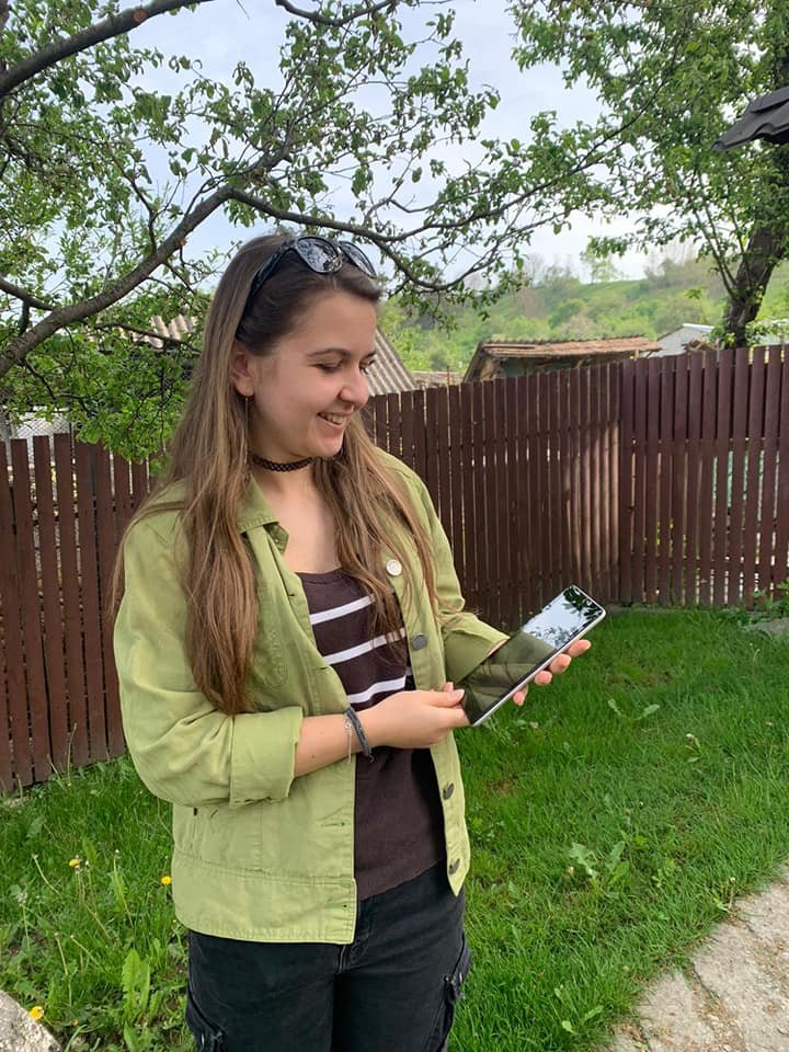 Kézzelfogható segítség. A legelső digitális eszköz egy Beszterce-Naszód megyei végzős diákhoz került •  Fotó: Magyar Szülők Szövetsége