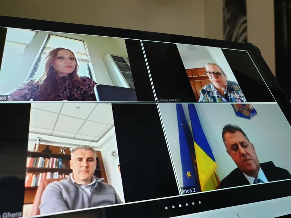 Nem és nem. Benkő Erika (bal felső sarokban) az egyik parlamenti bizottság online ülésén •  Fotó: Facebook/Benkő Erika