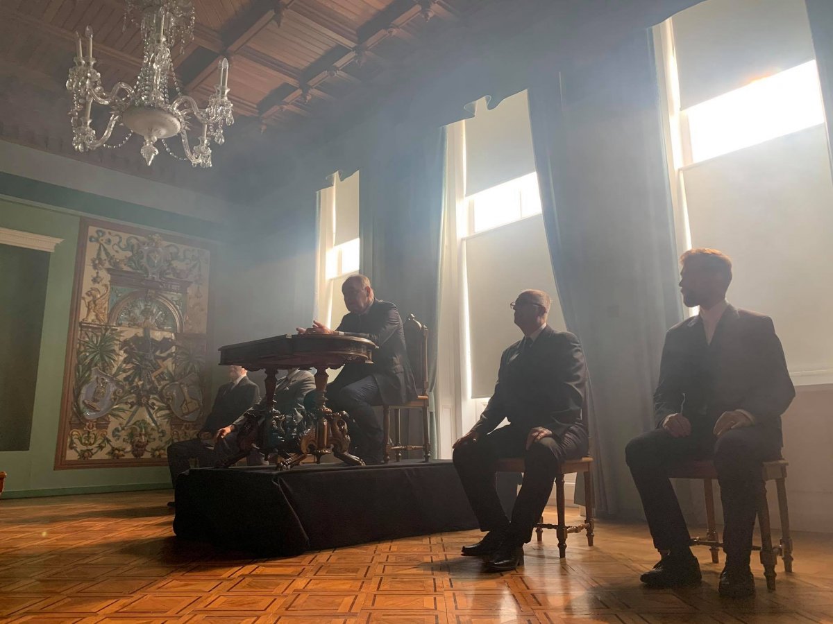 Nyomasztó félhomály. A magyar küldöttség tagjainak szinte arctalan emberekkel kellett
szembenézniük a visszaemlékezések szerint •  Fotó: Patócs Róbert