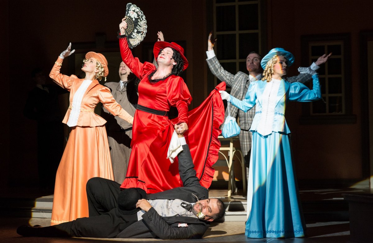 A járványügyi intézkedések függvényében a Charley nénje című előadás is bekerülhet a társulat műsortervébe •  Fotó: Czinzel László