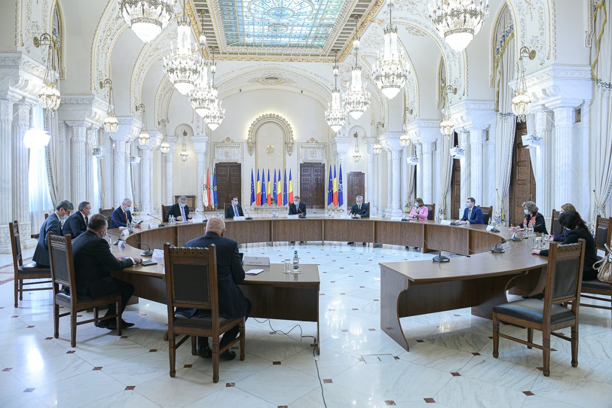 A kormány tagjaival egyeztet az államfő a koronavírus-járvány kezelését célzó intézkedésekről a Cotroceni-palotában &bullet;  Fotó: Presidency.ro