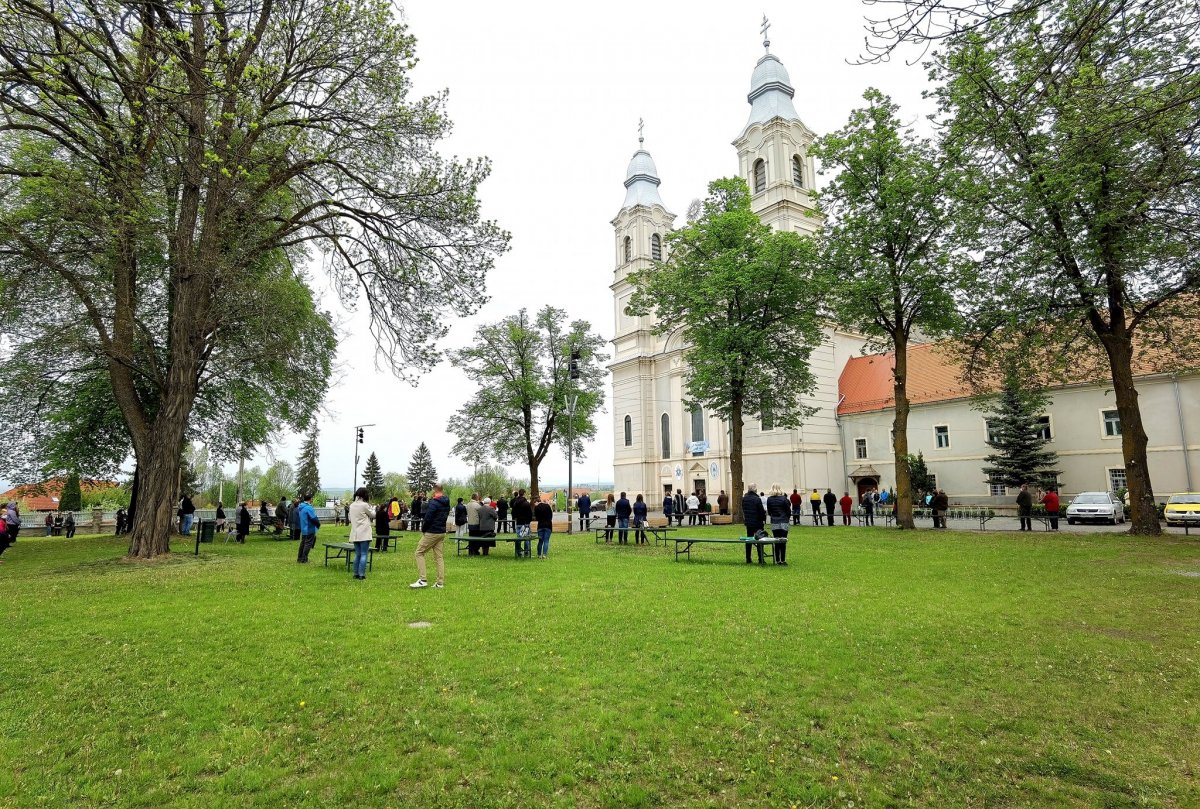 Szabadtéri mise a csíksomlyói kegytemplom előtt május 17-én, vasárnap &bullet;  Fotó: Csíksomlyói Kegyhely/Facebook