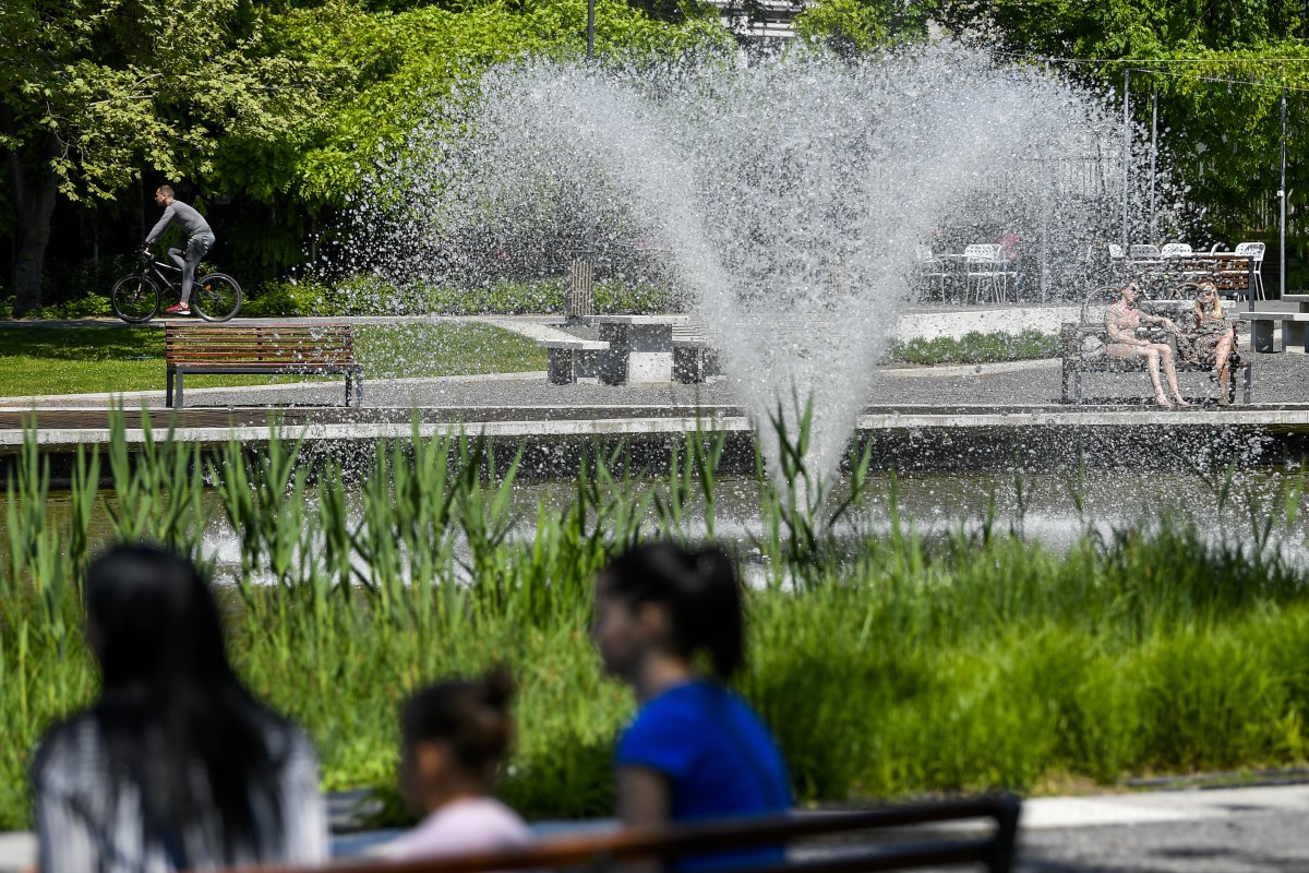 Látogatók a Békás-tó környékén a debreceni nagyerdei parkerdőben a hétvégén •  Fotó: MTI/Czeglédi Zsolt