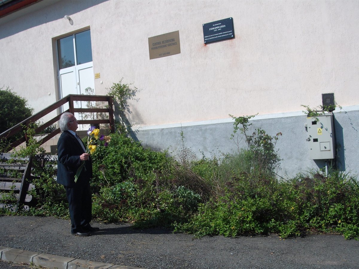 Emléktábla jelzi immár Szatmárhegyen, hogy itt kezdte
tanulmányait Páskándi Géza •  Fotó: EMKE