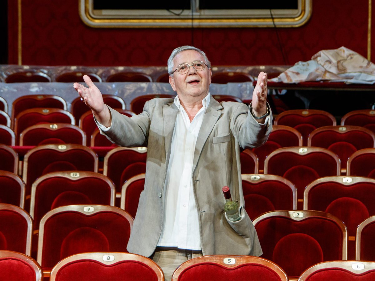 Hajdu Géza ötven éve játszik a nagyváradi színháznál, amelynek örökös tagja •  Fotó: Szigligeti Színház