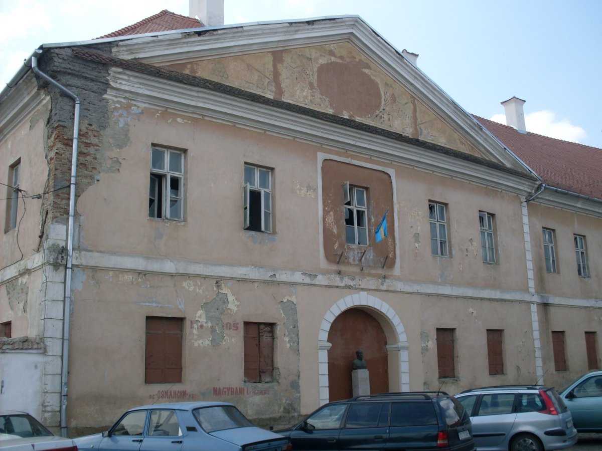 Megújítandó műemlék. Az egykori katonanevelde klasszicista épülete Kézdin &bullet;  Fotó: kezdimuemlekepuletei.wordpress.com