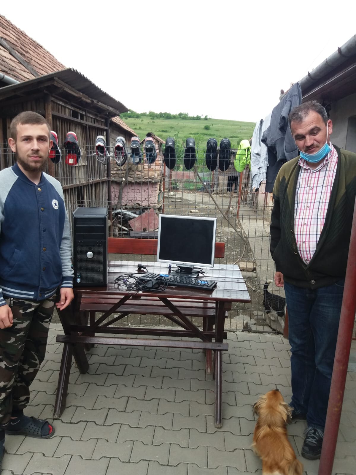 A Magyar Szülők Szövetsége által kezdeményezett Szeretetvonal projekt keretében kapott számítógépet a nagykendi tanuló •  Fotó: Magyar Szülők Szövetsége