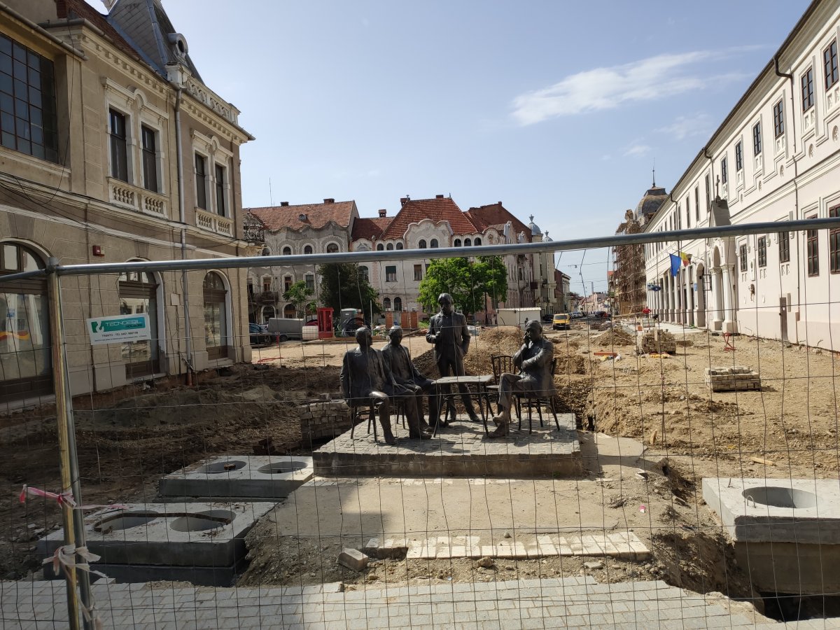 A Holnaposok még „karanténban” maradtak a felújítás alatt álló Bémer téren •  Fotó: Balogh Levente