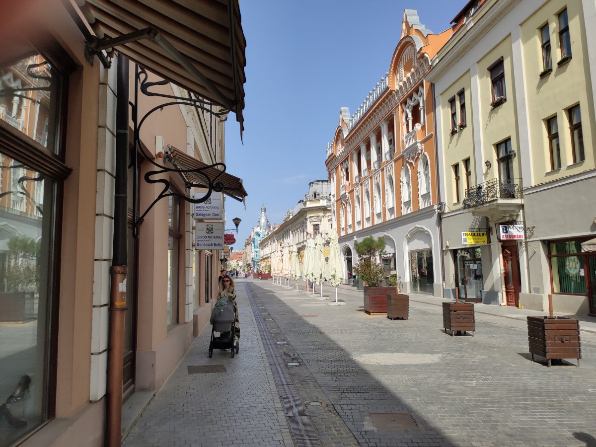 A Fő utca szokatlan látványt nyújt a megszokott teraszok sora nélkül •  Fotó: Balogh Levente