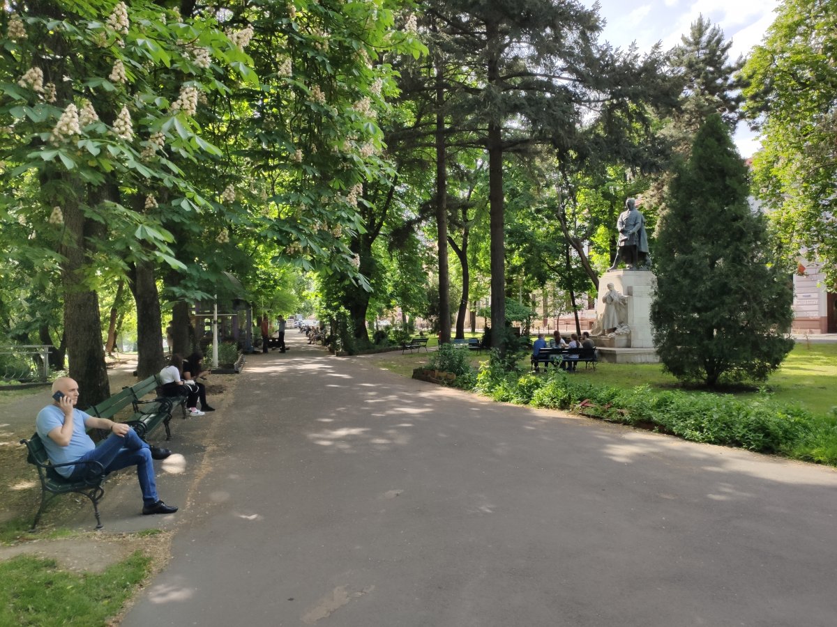 Békebeli nyugalom az Ezredévi emléktéren •  Fotó: Balogh Levente