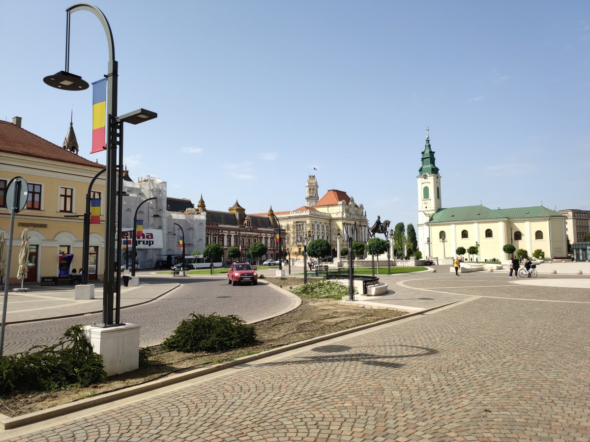 Nagyvárad főterén is csak elvitelre vásárolható egyelőre kávé •  Fotó: Balogh Levente