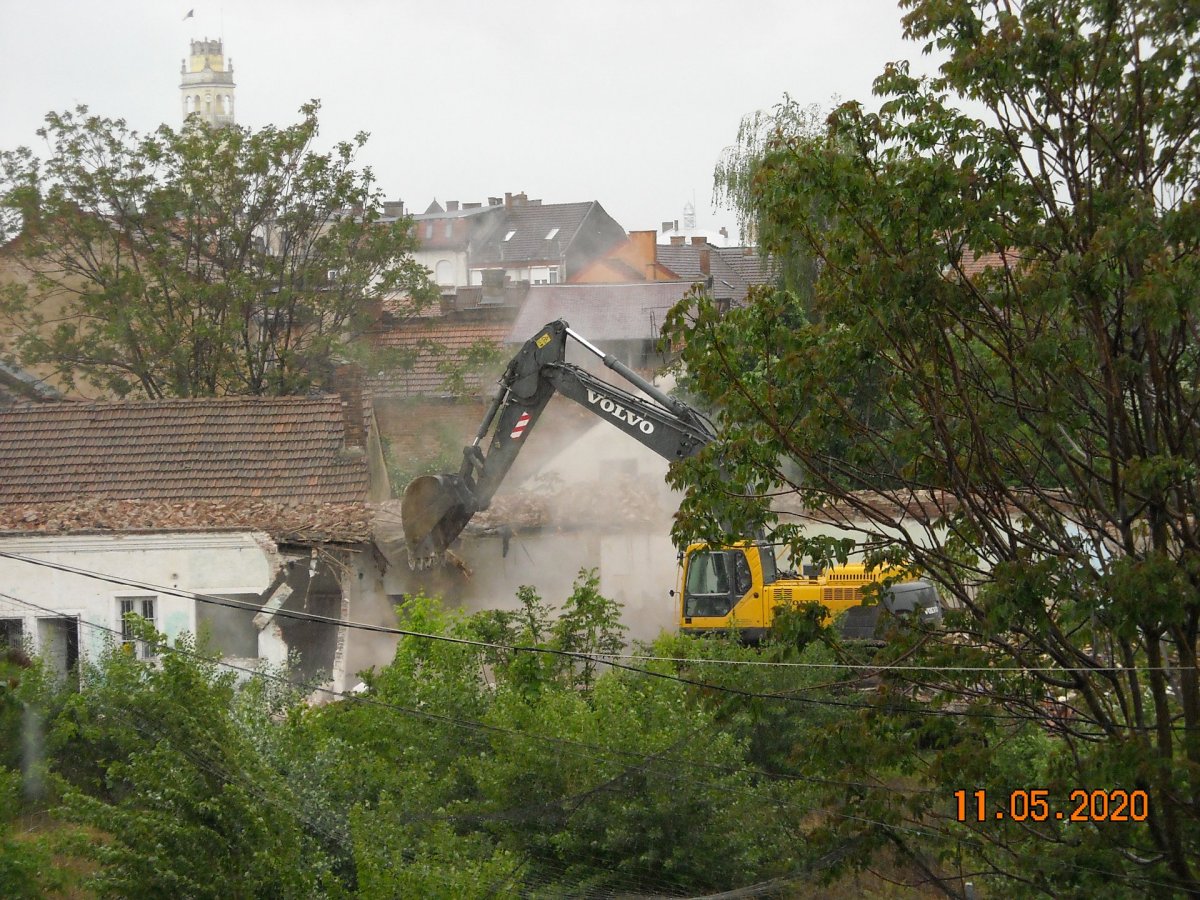 Nem állnak le. Teljesen törvényesnek tartja a bontást a váradi polgármesteri hivatal jogi osztálya &bullet;  Fotó: Facebook/Váradhegyfoki Premontrei Prépostság