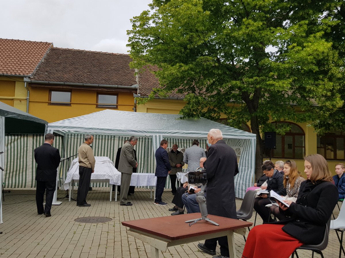 Úrvacsoravételre állnak sorba a hajdúvárosi reformátusok &bullet;  Fotó: Rostás Szabolcs