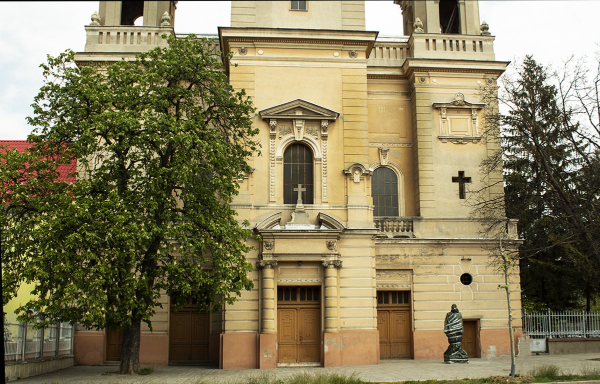 Az egyelőre még leleplezésre váró szobor a Barátok temploma előtt •  Fotó: Varga Erzsébet Mandy/Denagy.hu