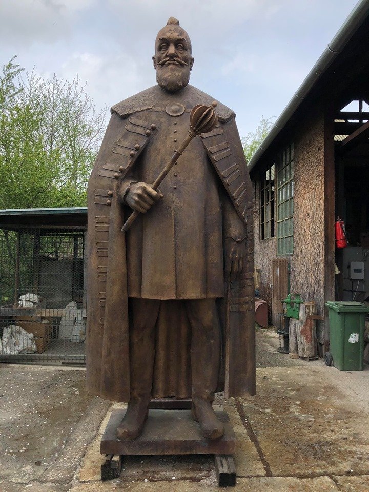 Bethlen Gábor Sánta Csaba szovátai udvarán várja, hogy végre „bevonulhasson” Marosvásárhely főterére &bullet;  Fotó: Sánta Csaba