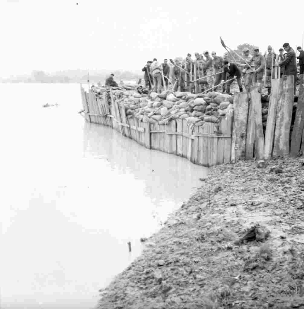 Megközelítőleg húszezer ember házát döntötte romba a víz 1970-ben Szatmáron •  Fotó: Szatmár Megyei Múzeum- archív