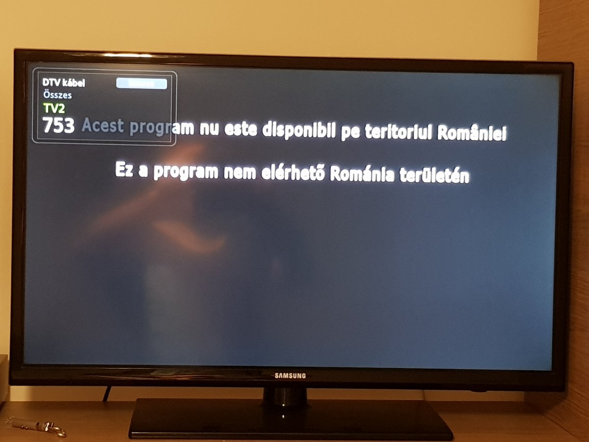 Az elsötétített képernyőn román és magyar nyelven tájékoztatják a nézőket a program elérhetetlenségéről • Fotó: Krónika