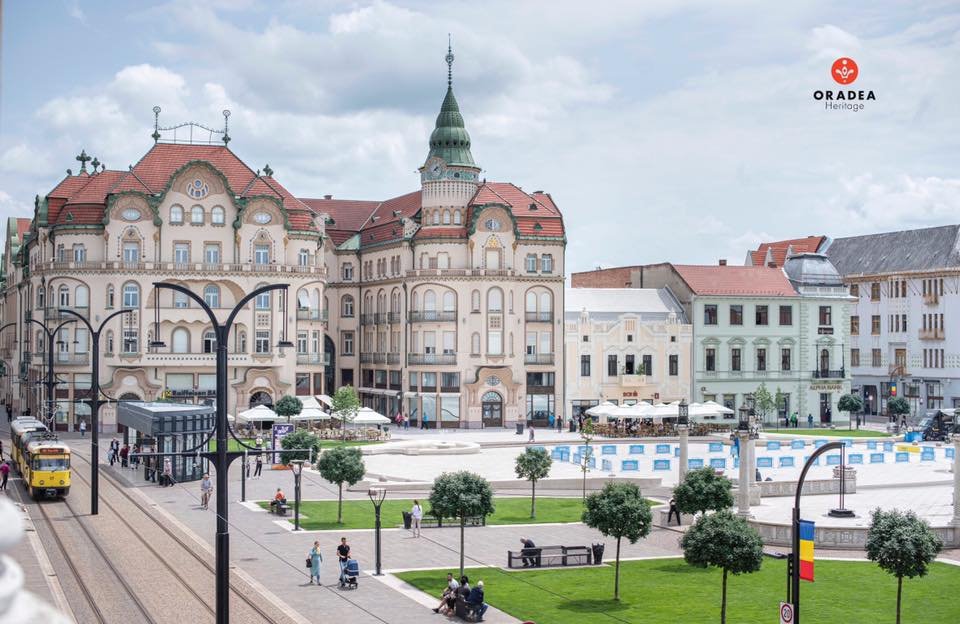 A Szent László-tér a város fő látványosságával, a Fekete Sas palotával •  Fotó: Facebook/Oradea Heritage