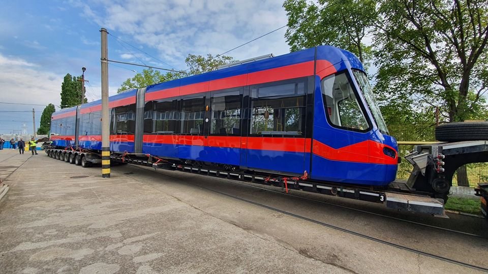 Az első fecske. A város színeire festett villamos hamarosan forgalomba állhat Nagyvárad utcáin •  Fotó: Facebook/Oradea Transport Local
