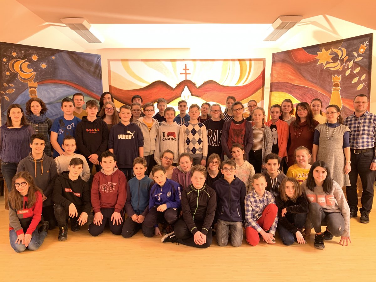 A gyergyószentmiklósi diákok és felkészítő tanárok számára a közös éneklés, tánc, munka önmagában maradandó élmény •  Fotó: Polgár Szabolcs