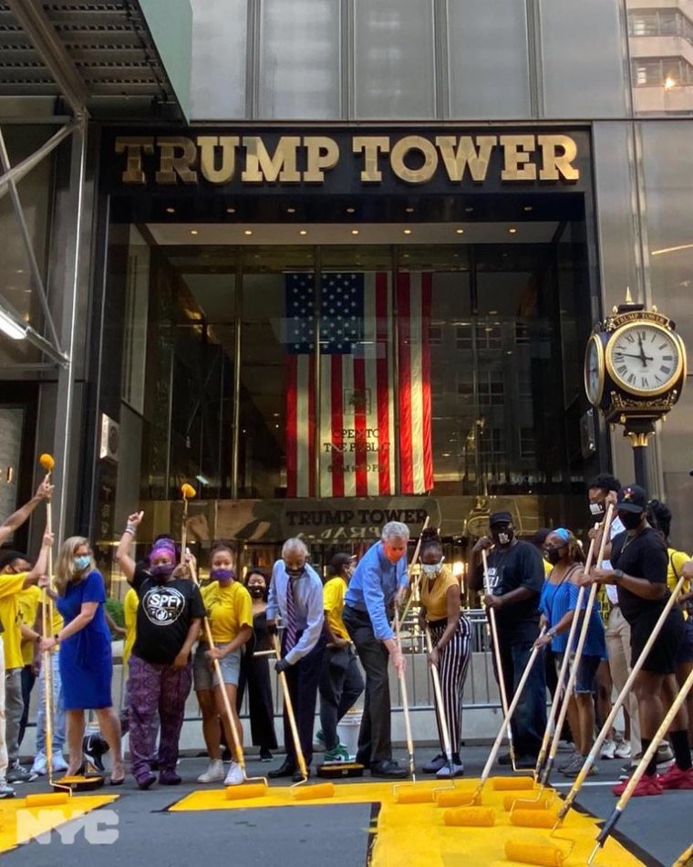 New York polgármestere is BLM-feliratot festett Trump lakása elé