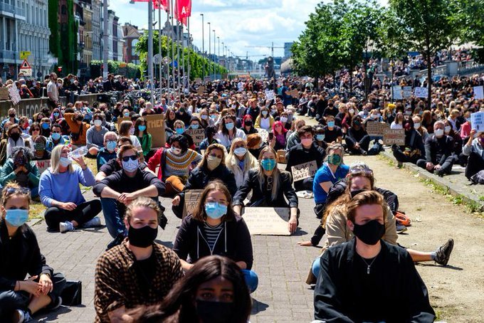 Vízágyút is bevetettek belga rendőrök a rájuk támadó tüntetőkkel szemben Brüsszelben