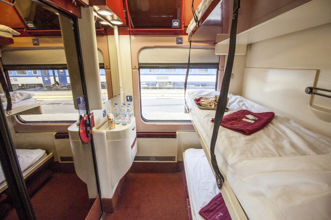 Korszerűbb kocsikkal jár ismét Budapest és Brassó között a Corona InterCity