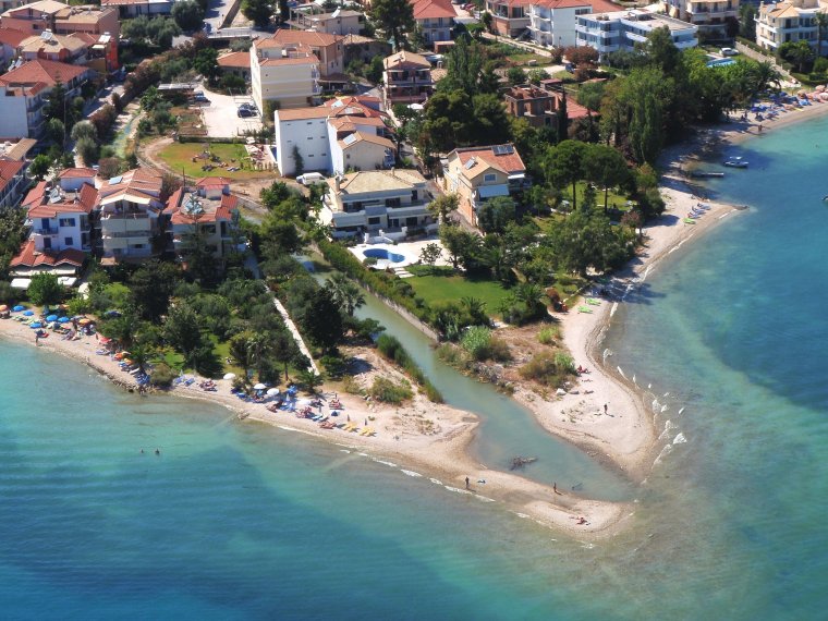 Már éjféltől kérték a görögök a Covid-19-teszteredményt, hamisítványok is megjelentek