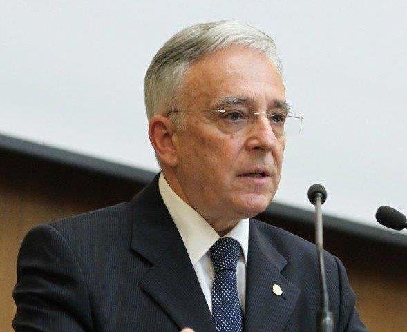 Legalább év végéig marad a kétszámjegyű pénzhígulás, Isărescu hársfateát ajánl a pánik ellen