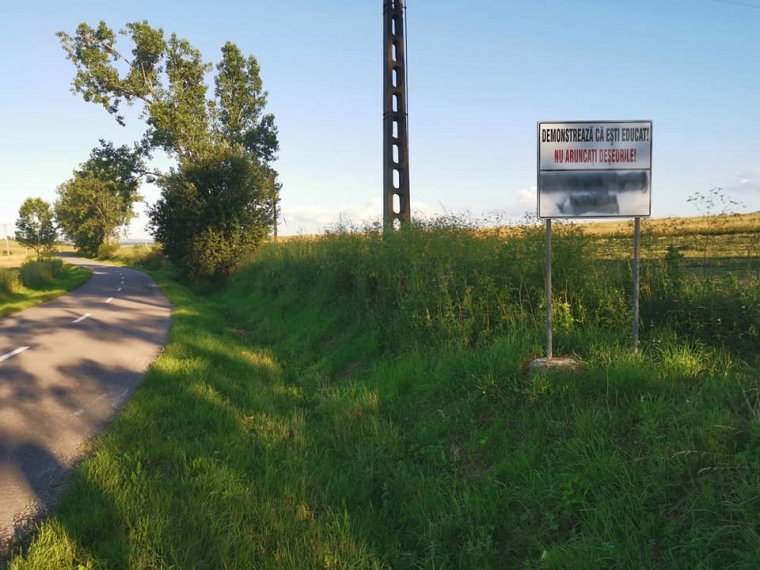 Kalotaszentkirály: valakinek nem tetszett a jólneveltségre biztató tábla magyar felirata