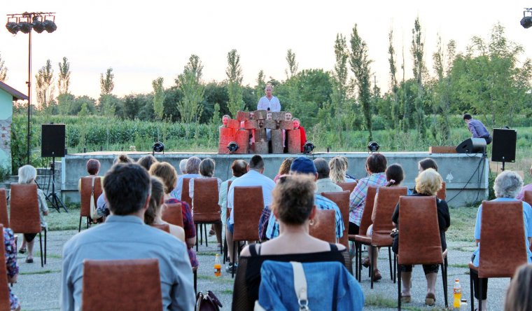 Sokat kap a határon túli magyaroktól az Aradi Kamaraszínházzal turnézó Varga Miklós énekes