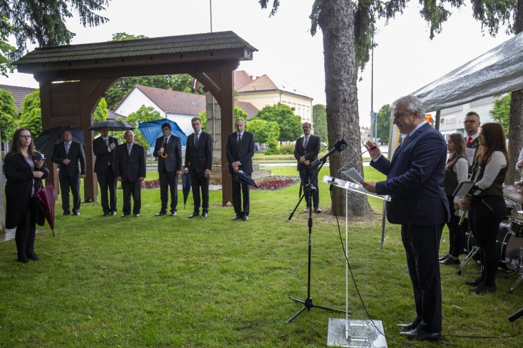 Semjén Zsolt: mindent visszakövetelni irrealitás, Trianonba belenyugodni árulás