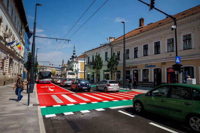 Kolozsvár: szemet gyönyörködtető színkombináció a felújított Wesselényi utcában