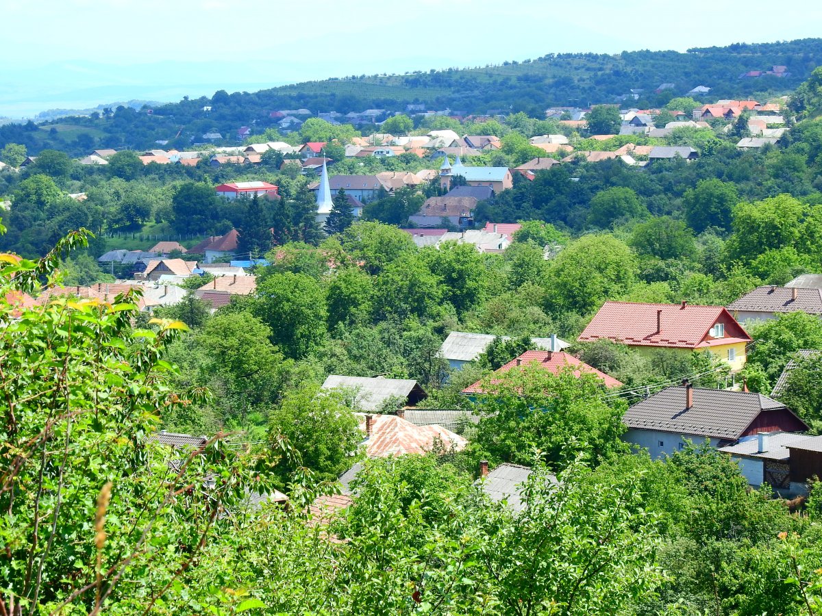 A cseresznyetermesztésről híres Magyardécse látképe •  Fotó: Makkay József