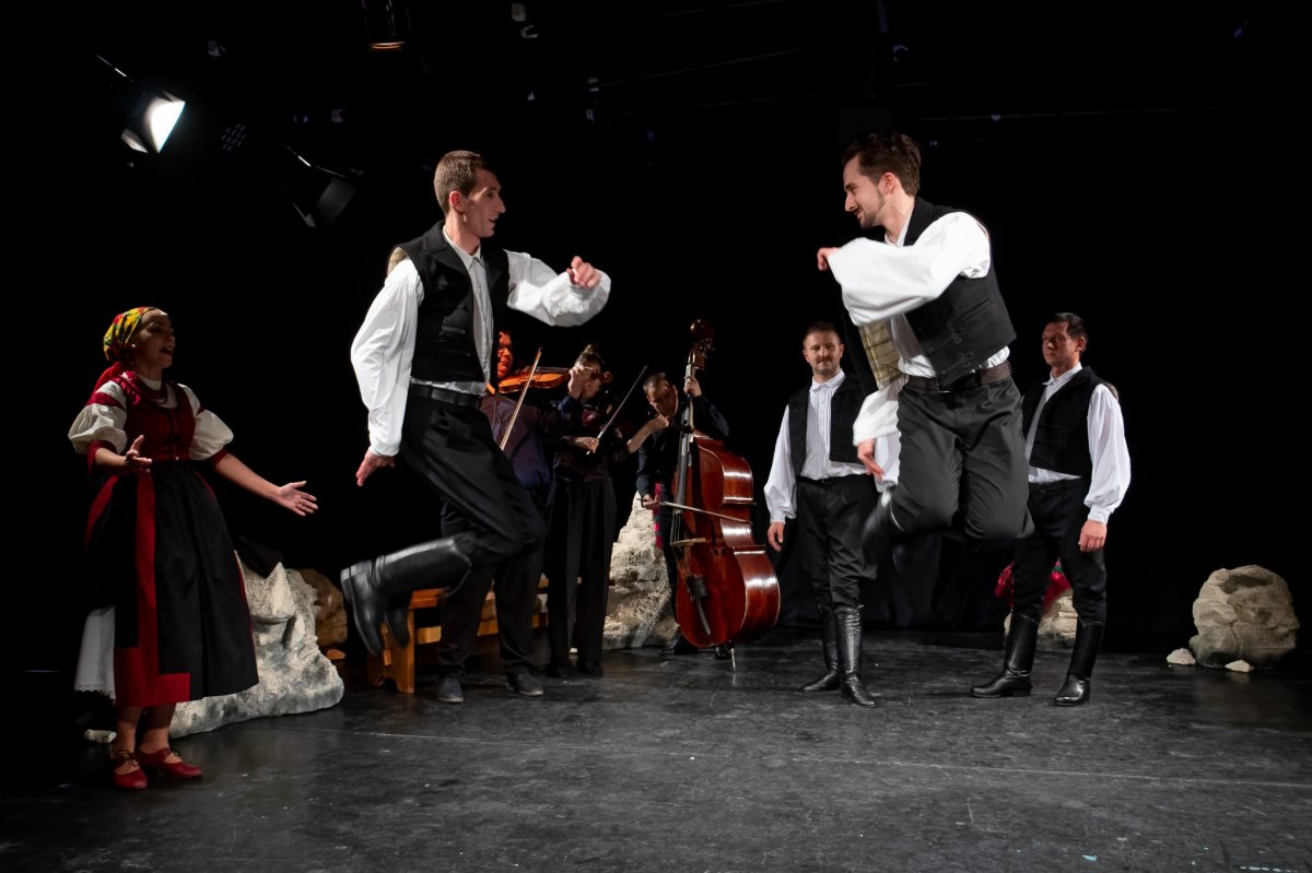 A Nagyvárad Táncegyüttes az Amikor a pásztor... című előadással vesz részt a Szigligeti nyári estéken •  Fotó: Facebook/Nagyvárad Táncegyüttes