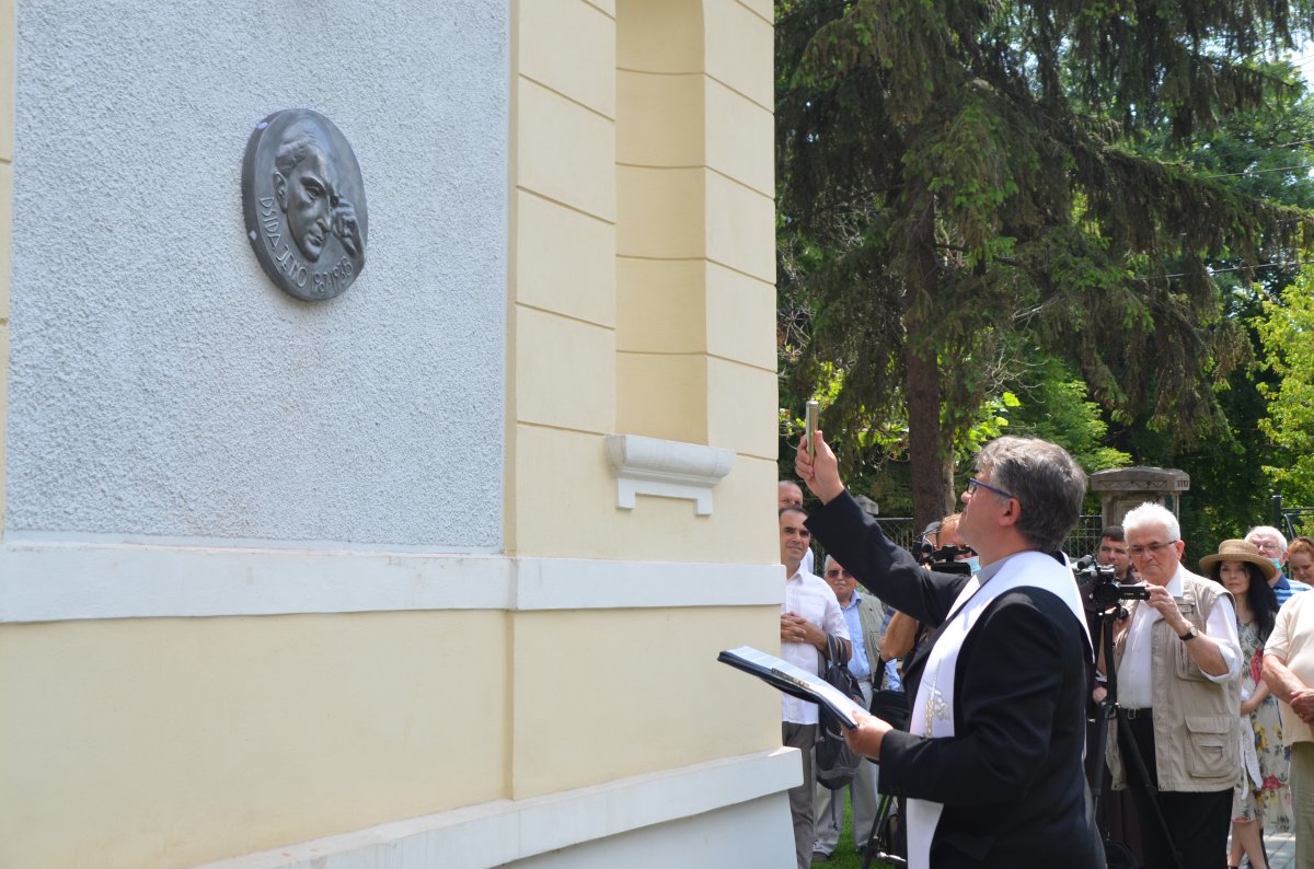 Kémenes Lóránt Zoltán főesperes-plébános megszenteli a Fürdő utcai ház falára helyezett emlékplakettet •  Fotó: Szántai János/ Főtér.ro