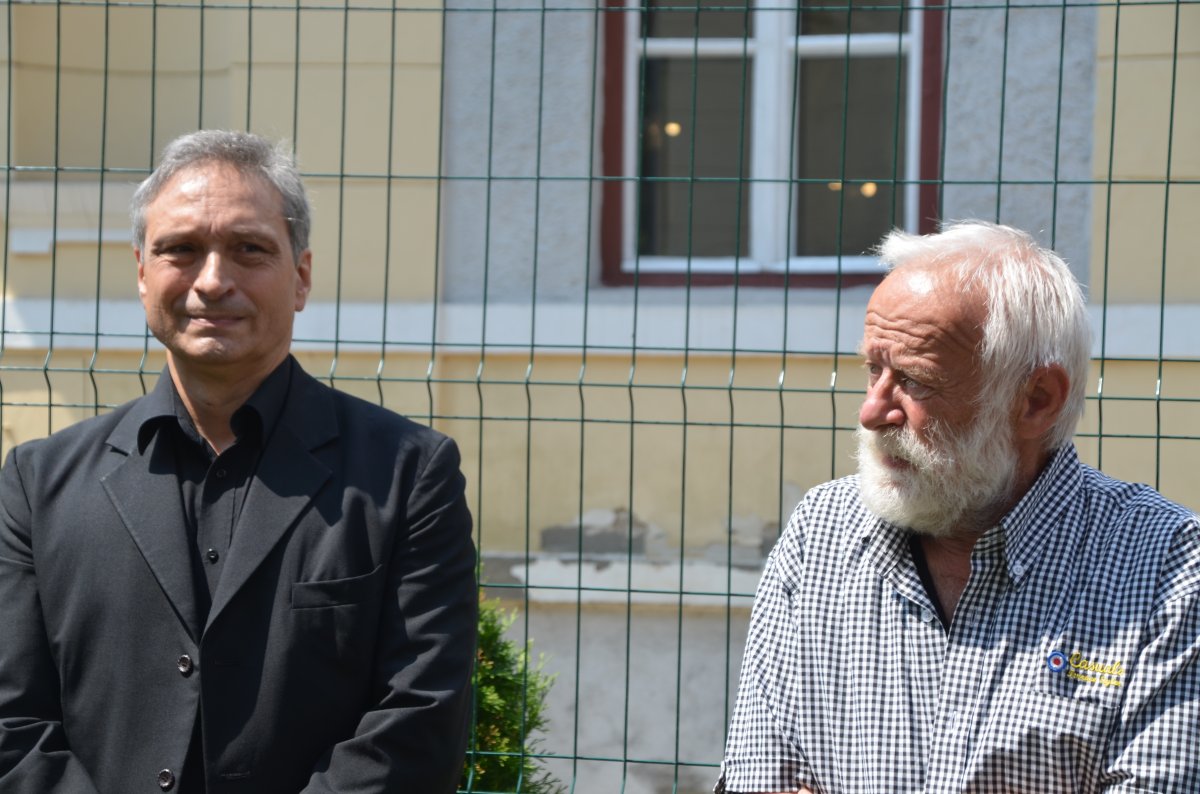 A költő verseit tolmácsoló Bogdán Zsolt színművész és Vetró András szobrászművész, az emlékplakett alkotója •  Fotó: Szántai János/ Főtér.ro