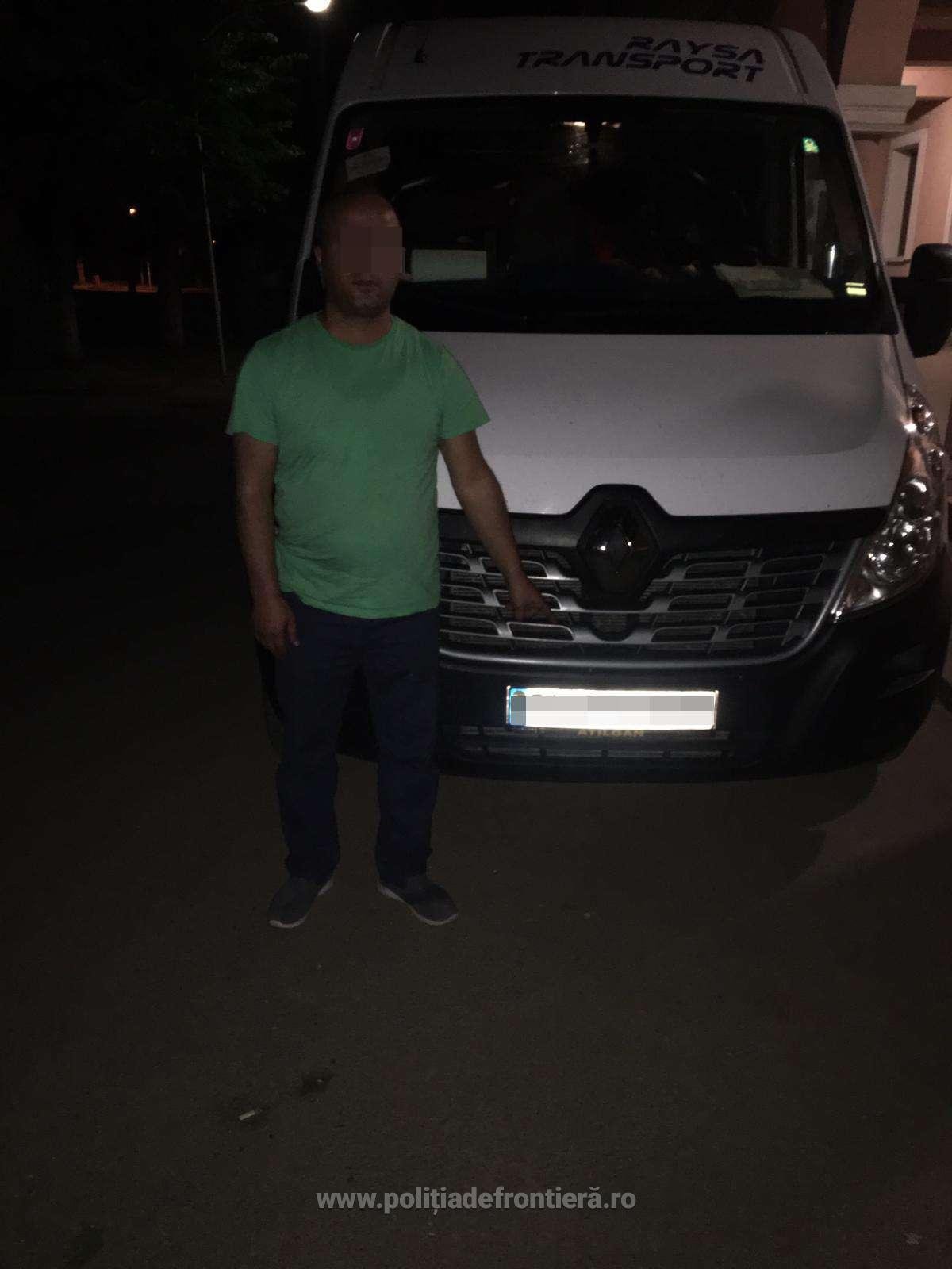 Tizenhárom külföldit akart átcsempészni ez a török férfi a furgon rakterében &bullet;  Fotó: Román Határőrség