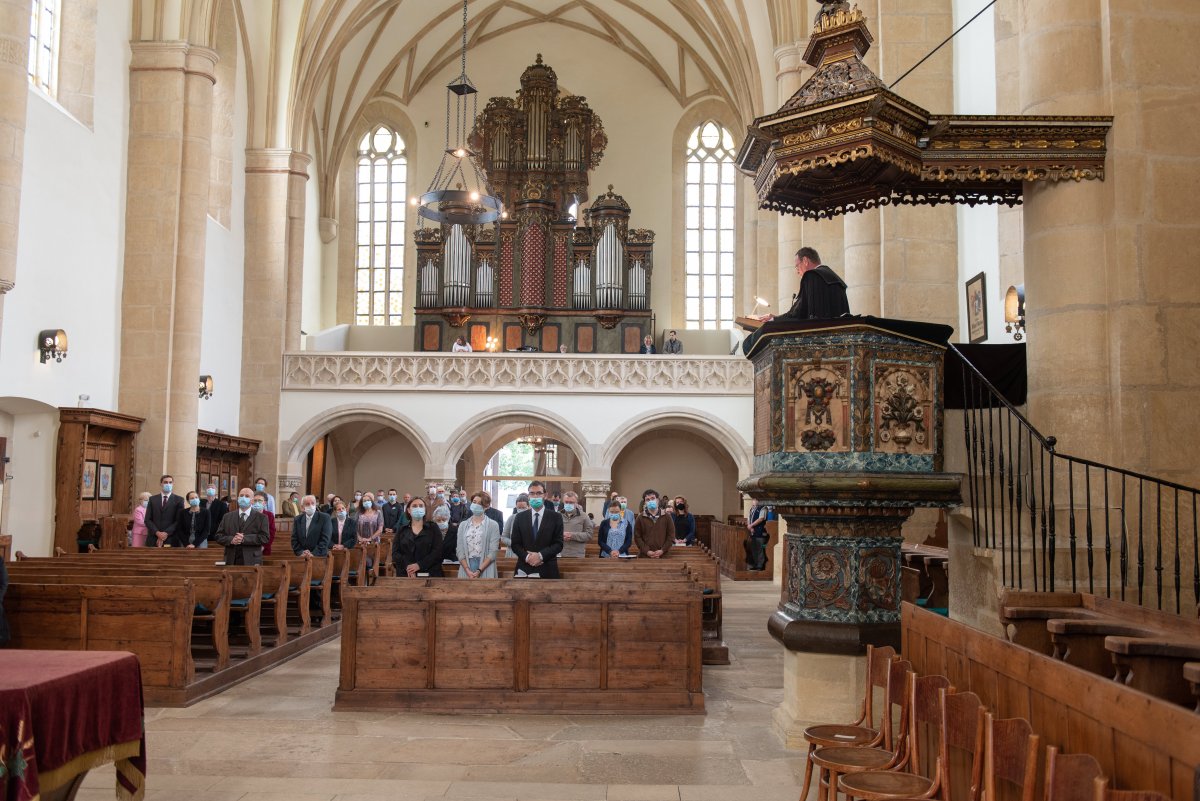 Fazekas Zsolt református parókus lelkipásztor igét hirdet az első beltéri istentiszteleten a  kolozsvári Farkas utcai templomban &bullet;  Fotó: MTI/Kiss Gábor