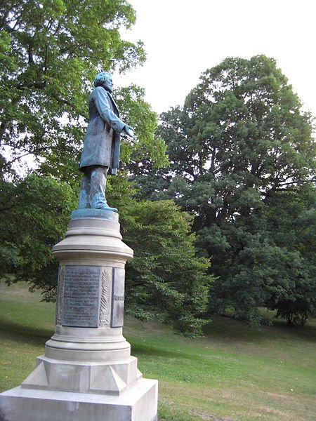 Ezt a szobrot távolították el, ledöntéséért senki nem vállalta a felelősséget • Fotó: Commons.wikimedia.org