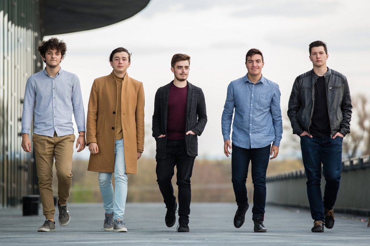 Bedő Botond (balról a második) szerint nem kell magyarázniuk a szövegeiket: mivel mindenki másképp értelmezi, kicsit magáénak is érezheti •  Fotó: Facebook/House of Pioneers