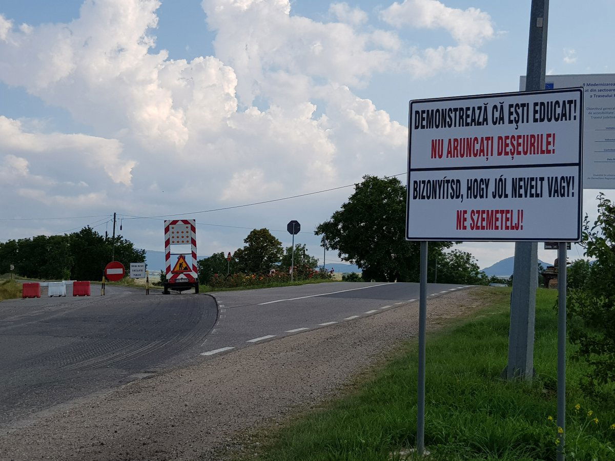 Kalotaszentkirály Bánffyhunyad felőli bejáratánál nem nyúltak a táblához &bullet;  Fotó: Rostás Szabolcs