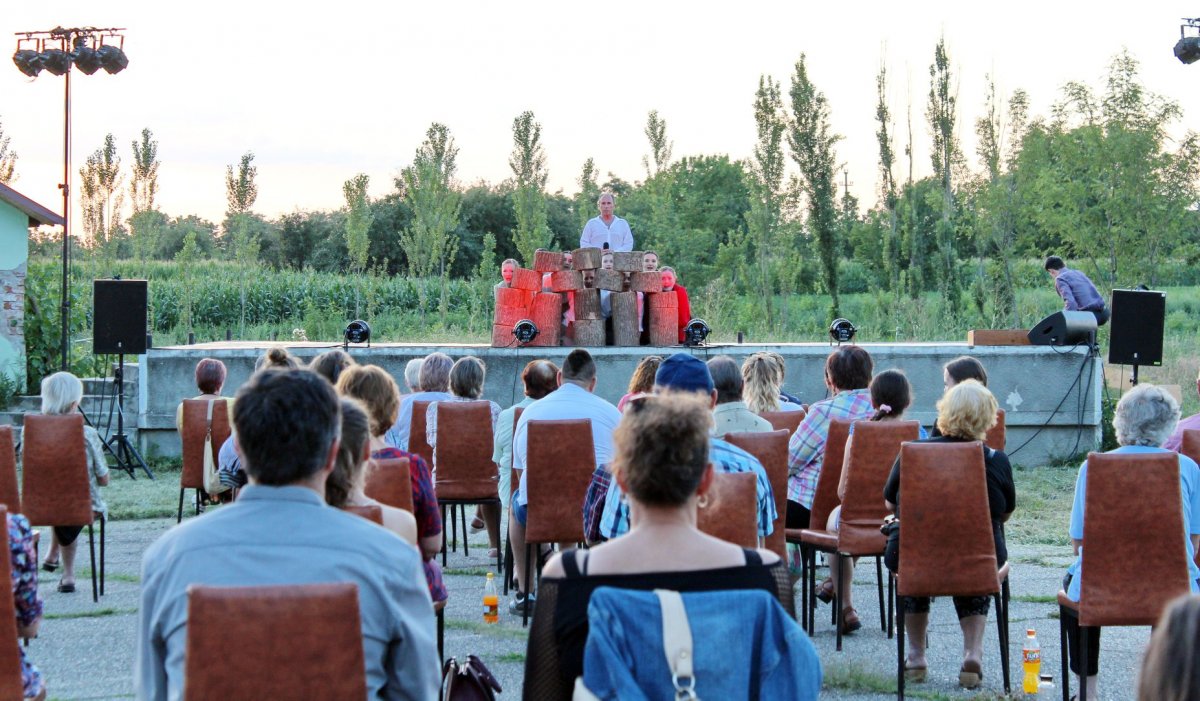 Varga Miklós főszereplésével indult el az Aradi Kamaraszínház szórványkaravánja az Arad megyei Simonyifalván  •  Fotó: Aradi Kamaraszínház