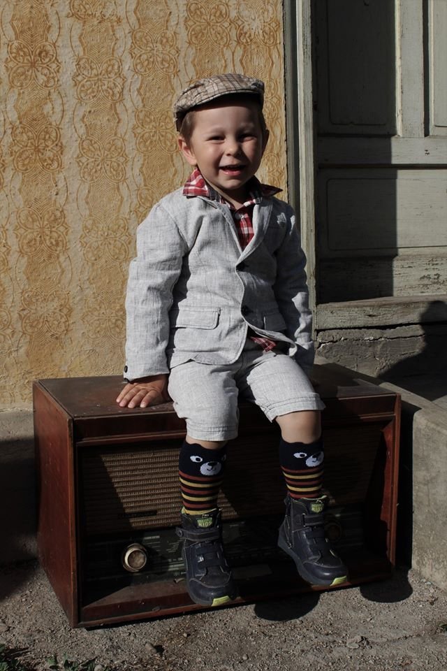 Kis Virág lencsevégre kapta a régi rádión csücsülő testvérét •  Fotó: Kis Virág