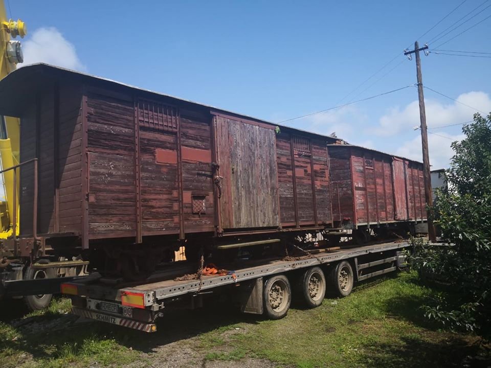 Észak-Tirolból érkeztek százhúsz éves vagonok a Beszterce-Naszód megyei Tekére &bullet;  Fotó: Mocăniţa Transilvaniei Egyesület Facebook-oldala