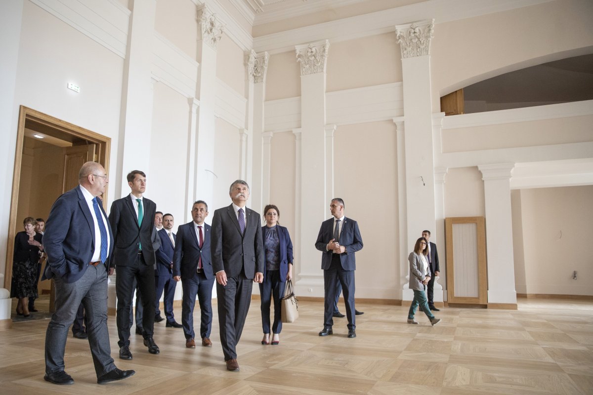 Kövér László, az Országgyűlés elnöke megtekinti a szabadkai Népszínház épületét • Fotó: MTI/Rosta Tibor