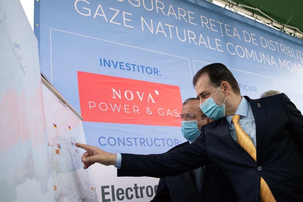 Orban (előtérben) szerint egymilliárd eurót fordít Románia a következő hét évben a települések gázelosztó hálózatainak kiépítésére •  Fotó: Gov.ro