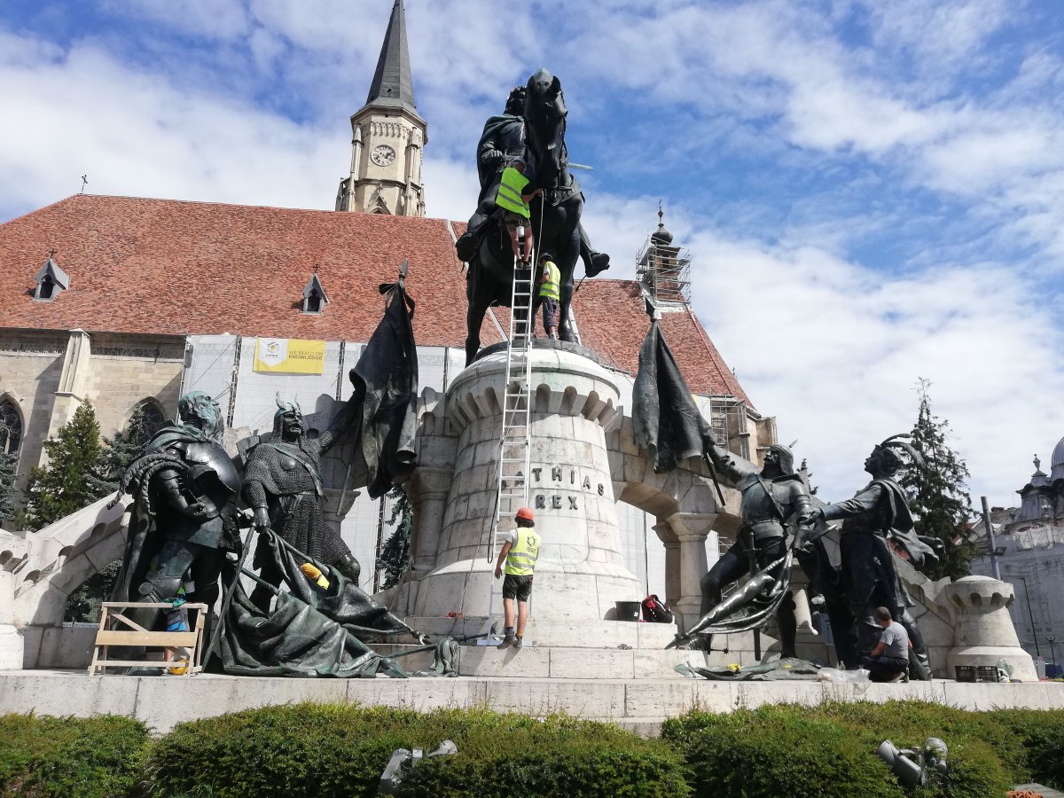 A kolozsvári Mátyás-szoborcsoport a felújítás alatt álló Szent Mihály-templommal. &bullet;  Fotó: Pap Melinda